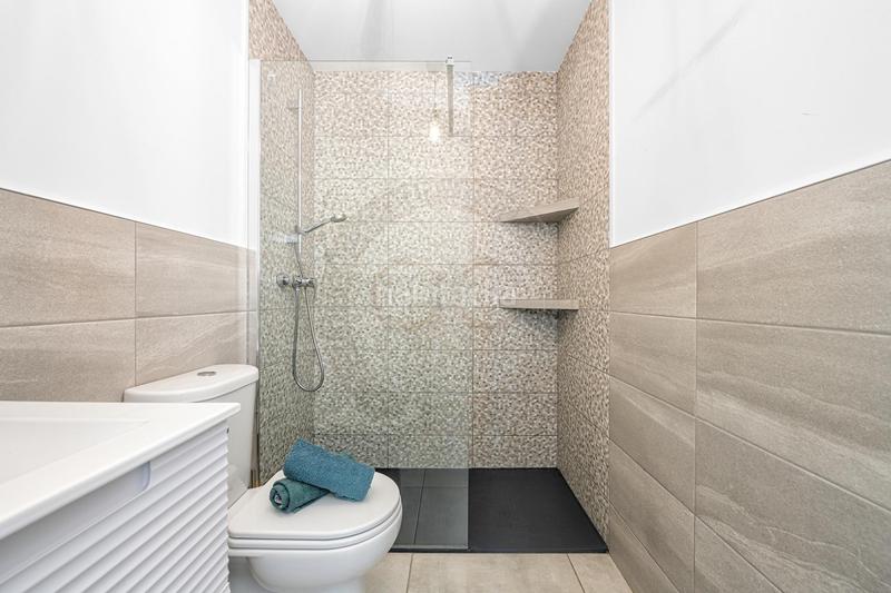 Foto 80fc810c-f1b3-4943-aa75-50c75f3771d5. Piso entrar a vivir piso completamente reformado con plaza de garaje y trastero en vecindario en Santa Lucía de Tirajana