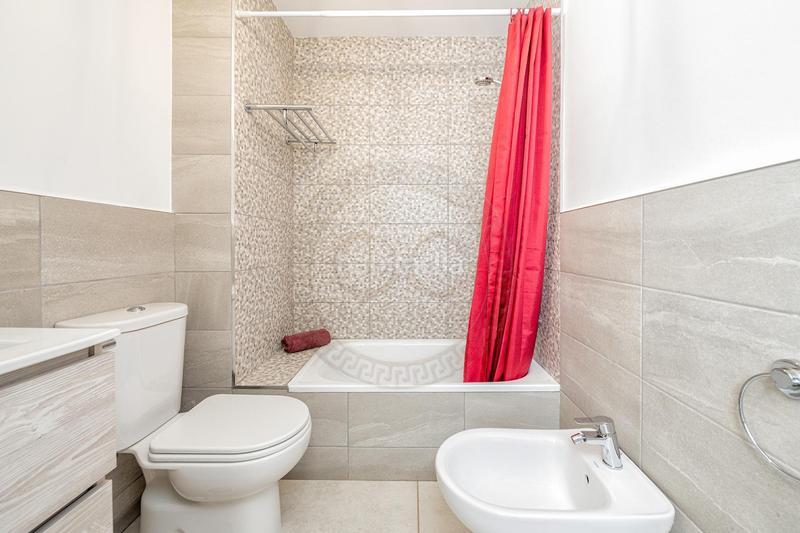 Foto ee9c5da6-fb9d-45c1-91f5-a854806311f5. Piso entrar a vivir piso completamente reformado con plaza de garaje y trastero en vecindario en Santa Lucía de Tirajana