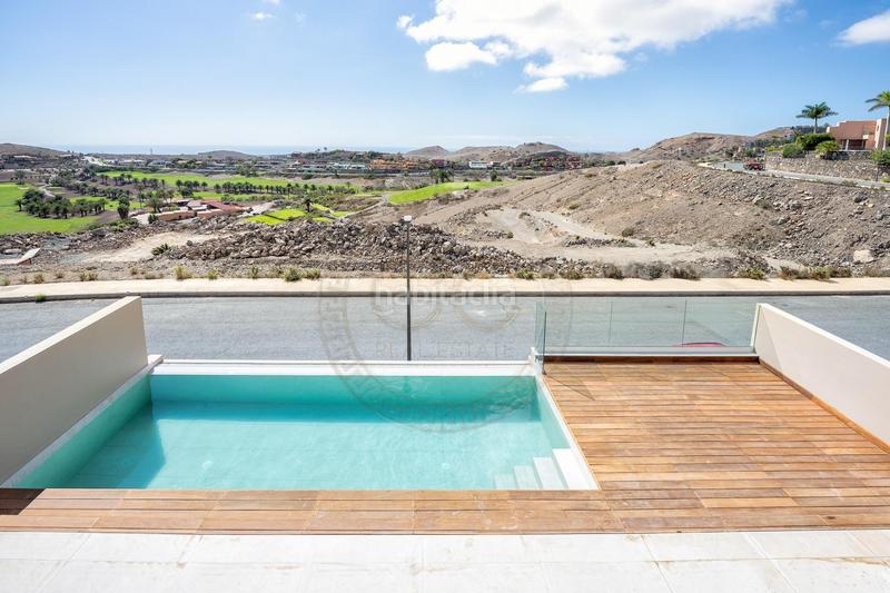 Foto f1f8eae7-832c-4c82-9ee1-f0cca2bb18a6. Chalet avec parking piscine dans Salobre Golf San Bartolomé de Tirajana