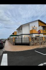 Casa pareada  Calle lastre. Chalet pareado de 3 dormitorios en esquina con jardín y aparcami