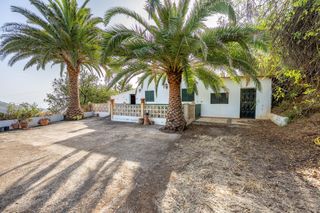 House in Calle la montaña. Finca vitivinícola con una parcela de 26.000 m2, que cuenta actu