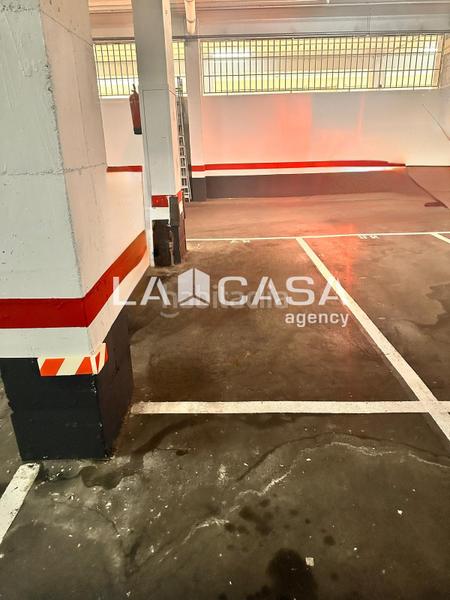 Foto a2713add-bad5-46ce-abc9-694625eb2484. Parking voiture dans Prosperitat Barcelona