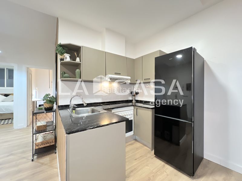 Foto a6a7d6ab-695f-4e0e-9661-03cd817b960e. Pis a Gòtic Barcelona