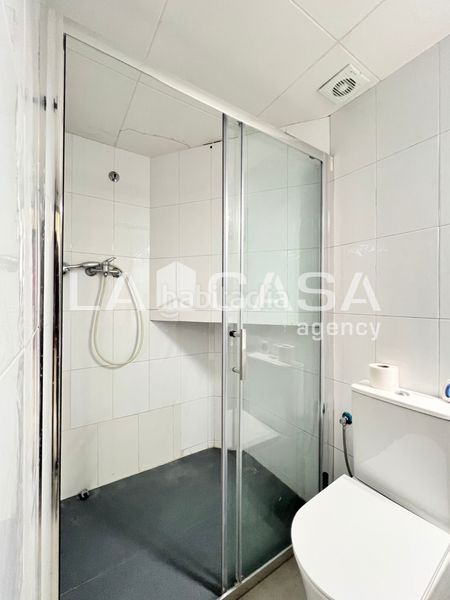Foto 11fa22bb-f1aa-4c13-81cb-ffe6b20ba933. Local comercial a Llefià Badalona