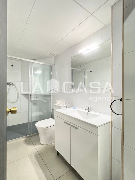 Foto c827c1d0-9f9e-4846-b782-a7ab0e0e5e1f. Local comercial a Llefià Badalona