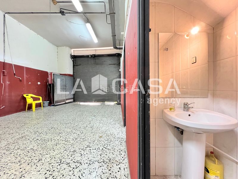 Foto ce3c1112-da0a-46ba-aa5f-e5d31487db35. Local comercial a Llefià Badalona