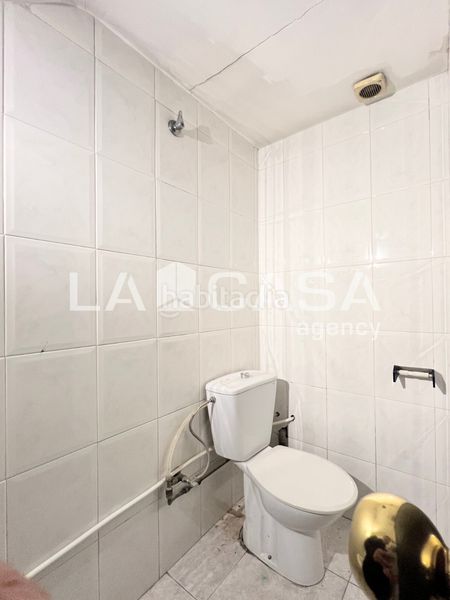 Foto d1d94c93-c8ae-420c-8417-98ab99c2c730. Local comercial a Llefià Badalona