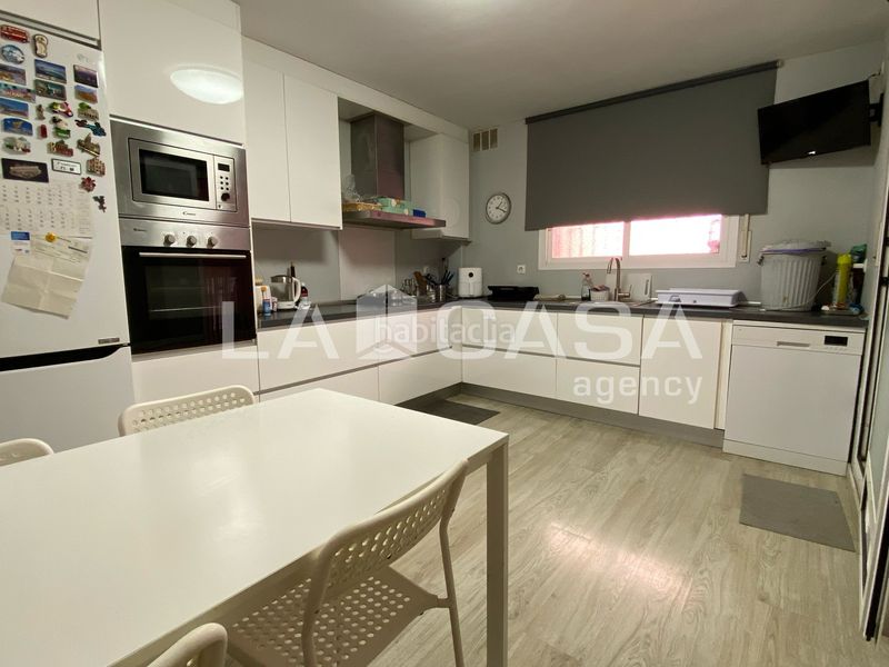 Foto c89f6414-e0a7-4b7c-bf3b-a20529b7657a. Casa amb calefacció aparcament a Puigfred Badalona