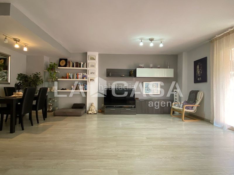 Foto e8b1ea0c-0dd7-4ef3-b33d-fff96d23ecc5. Casa amb calefacció aparcament a Puigfred Badalona