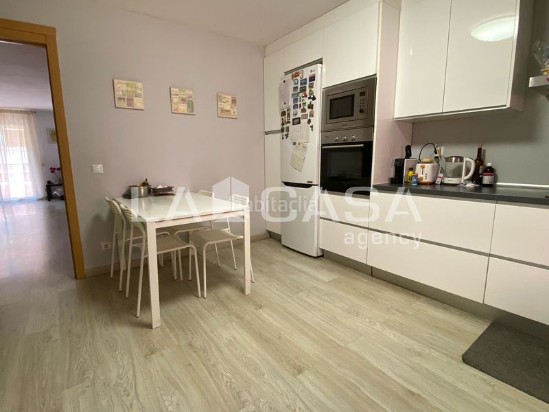 Foto f2788e1b-a59d-4175-bed4-c078a8ab3a58. Casa amb calefacció aparcament a Puigfred Badalona
