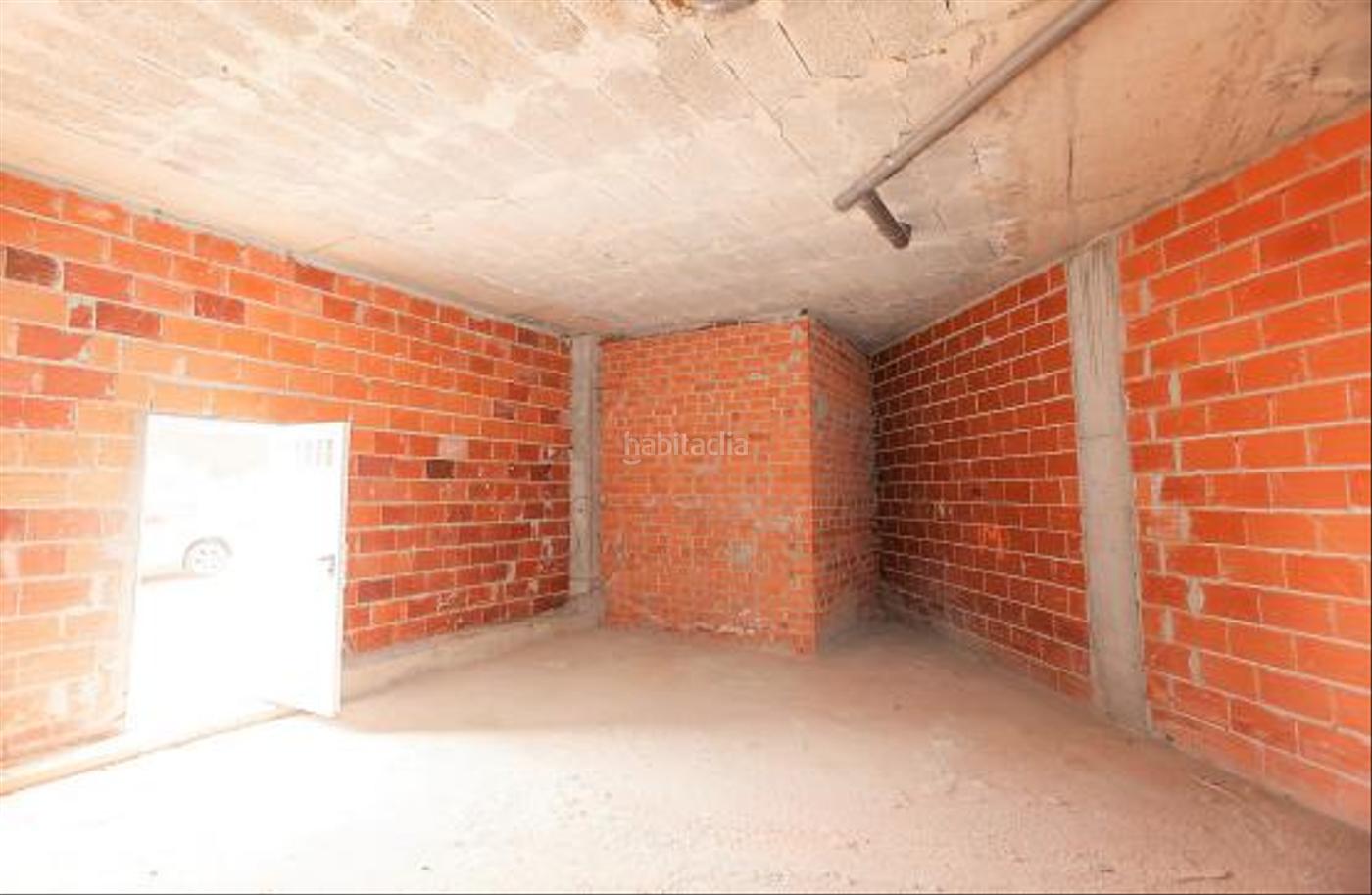 Local comercial, con  una plaza de garaje como anejo,  tiene 575 Carral