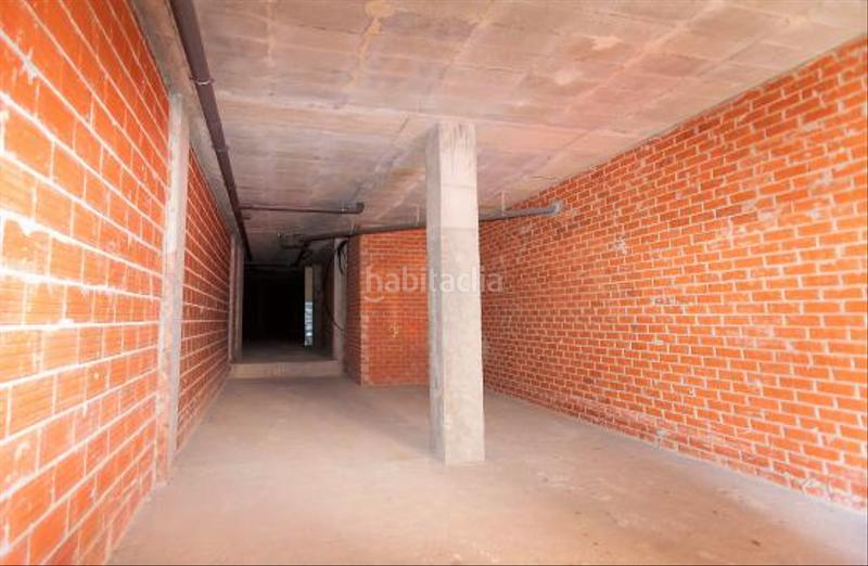 Foto e3e52fe9-175c-4184-bdce-62f896080803. Local comercial en costa do pincho nº 53 - 57 53 local comercial, con una plaza de garaje como anejo, tiene 575 m construidos en venta en la planta baja de un edificio de la loc en Carral