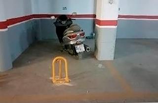Aparcament cotxe a Constitucion 78. Plaza de garaje en venta en los sótanos de un edificio de vivien