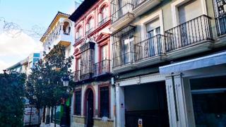 Local commercial à Jose solis ruiz 35. Edificio de 1945 compuesto de local en pb mas 4 viviendas, unida