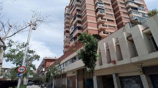Local Comercial a Rambla badal. Oficina exterior en venta en la planta entresuelo de un edificio