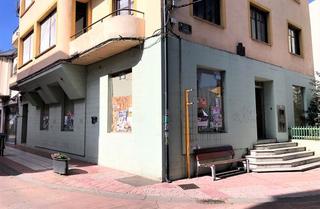 Local commercial à El bierzo 7. Local comercial en esquina situado en la planta baja de un edifi