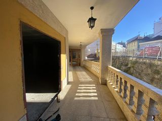 Oficina a Outeiro 3. Venta de 3 locales unidos en entreplantabajo de un edificio sito