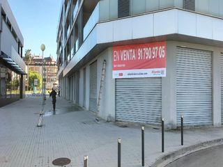 Geschäftsraum in Eusebio ramón navarro farina. Local comercial en la localidad de alberic en valencia. con una