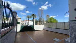Semi detached house  Bulevar de los azahares 112. Excelente oportunidad para adquirir una casa en venta en la call
