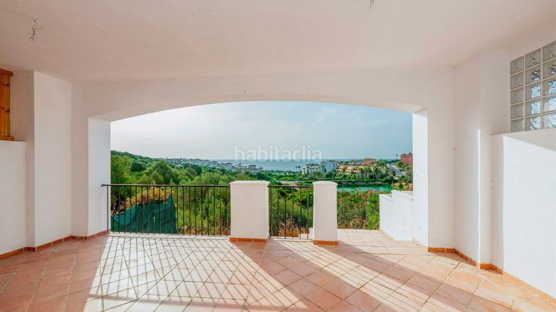 Foto 82b17ebc-32f9-4bab-b18b-d9daa70c9061. Piso en urbaniz. altavista descripción vivienda en san roque. vivienda tipo dúplex situada en la urbanización altavista de alcaidesa, en san roque cádiz. con en La Alcaidesa