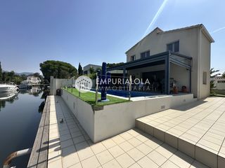 Chalet à Sc norfeu. Propiedad de excepción con amarre de 14 metros   con licencia tu