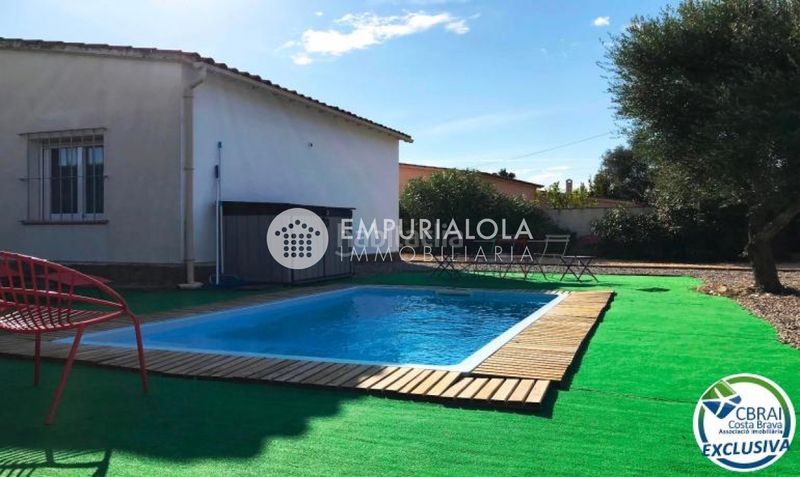 Foto 289b56c7-f52d-47c2-8b49-b2e8a8926593. Xalet a calle urgell a Nord Roses