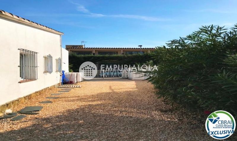 Foto d2dd7ba7-ecc5-4af2-8eb6-a4264b25e4f1. Xalet a calle urgell a Nord Roses