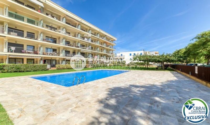 Foto 0ad08bd6-bab0-4f74-ab4d-aa355157e3ae. Apartament a paseo maritim a Salatar Roses