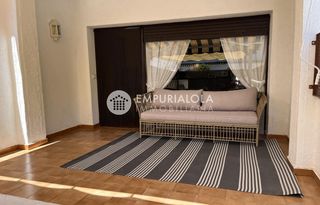 Chalet in Calle ebre. Bonita casa en ebre  empuriabrava