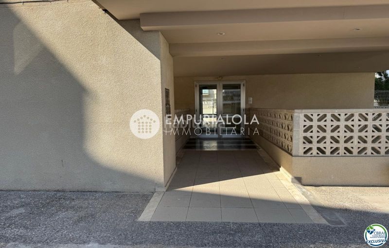 Foto d4a3b9b5-2c8d-48c4-a0cf-9e3430571649. Apartament a carrer punta llevant a Santa Margarida Roses