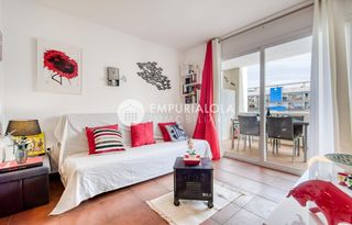 Apartament a Carrer port joan. Acogedor apartamento con piscina comunitaria y terraza en entorn