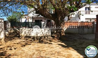 Chalet à Calle puigmal d. Tu próximo proyecto en empuriabrava casa con jardín y gran poten
