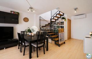 Piccolo appartamento in Calle tirso de molina. Dúplex ático con gran terraza y parking en el centro de roses