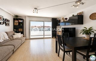 Appartement à Calle tirso de molina. Dúplex ático con gran terraza y parking en el centro de roses