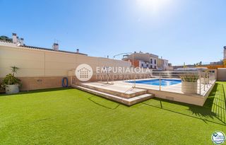 Appartement à Calle de viena. Piso de 2 habitaciones y piscina comunitaria mas oliva, roses