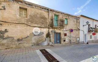 Chalet  Carrer nou. Autenticidad y potencial casa de pueblo con voltes catalanes en