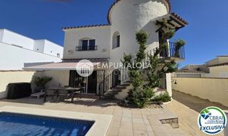 Chalet  Carrer pení. Casa con piscina y licencia turística  sector peni