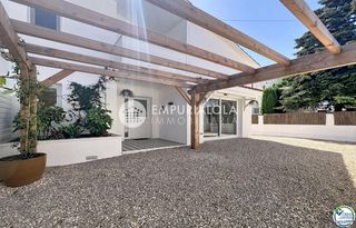 Chalet in Sector peni. Casa renovada con 5 habitaciones y licencia turística en empuria