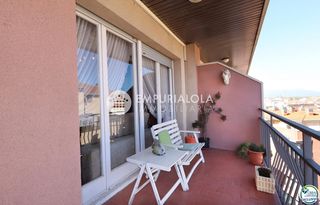 Apartament a Carrer sant antoni. Amplio y luminoso piso con balcón en la zona de creu de la mà