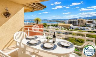 Apartament a Calle merce rodoreda. Ático con vistas al mar y terraza a 200 m de la playa en roses