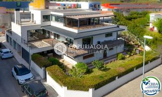 Xalet a Calle nuria. Casa unifamiliar exclusiva con ascensor, jardín y múltiples espa