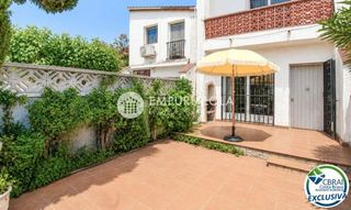 Chalet  Calle puigmal. Oportunidad en empuriabrava  encantadora casa adosada con terraz