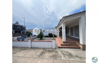 Chalet en Sector peni. Casa de planta baja para reformar en peni, con garaje, posibilid