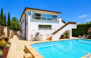 Chalet in Carrer castanyer. Casa muy cuidada y muy bien situada en la garriga en roses