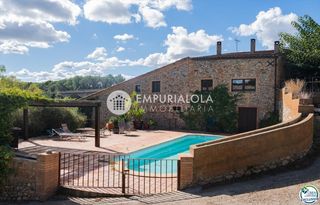 Chalet à Calle cal barquer. Excepcional complejo rural de 1.360 m frente al río fluvià en el