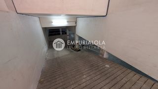 Autoparkplatz in Carrer puigrom. Parkings en el centro de roses