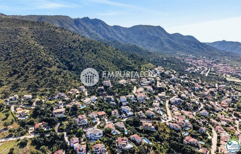 Foto a53fc31d-0f3b-4218-b465-1a6716359891. Xalet a calle belgica a Palau-saverdera