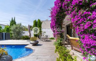 Xalet a Carrer peni. Espectacular casa reformada con piscina en empuriabrava
