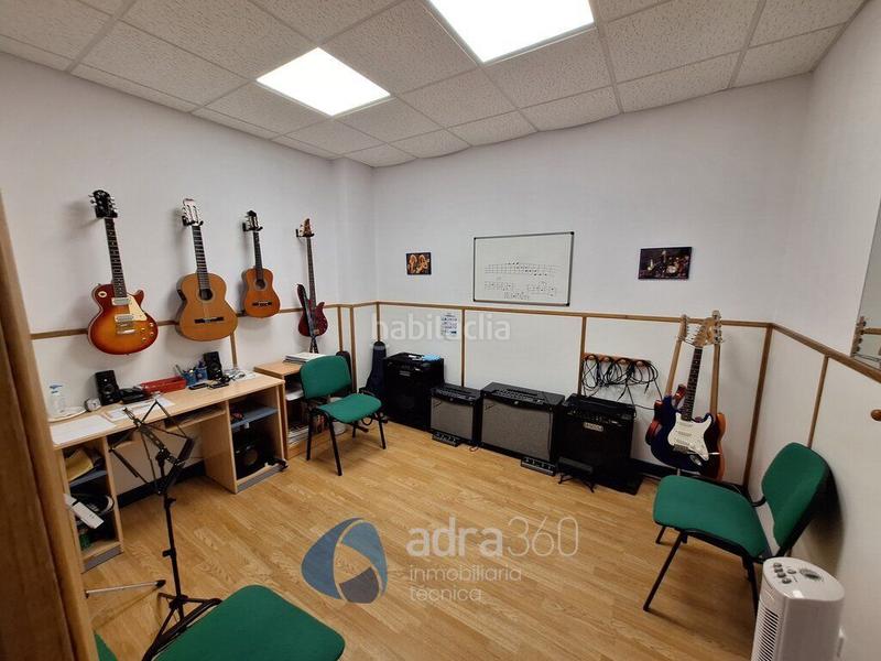 Foto 982b0900-5611-4bb9-894d-a51361aa63bd. Alquiler local comercial se traspasa academia ubicada en maría teresa gil de garate. en Logroño