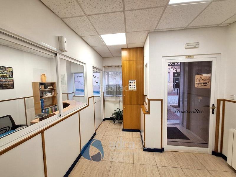 Foto 9ed45e33-e2a6-4c9a-9a4c-010b1e66f8e5. Alquiler local comercial se traspasa academia ubicada en maría teresa gil de garate. en Logroño